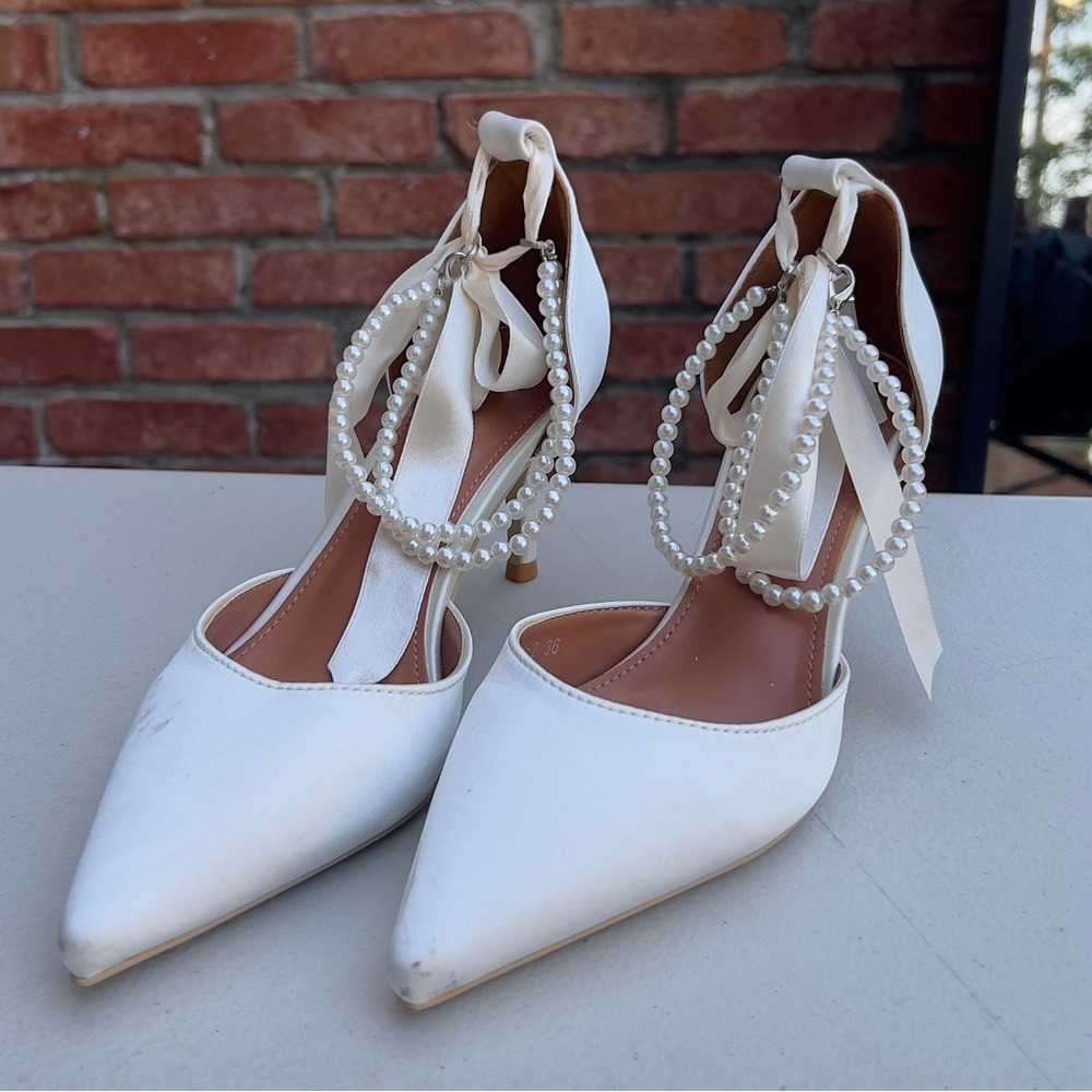 White shoes size 6.5 Korean brand Dint